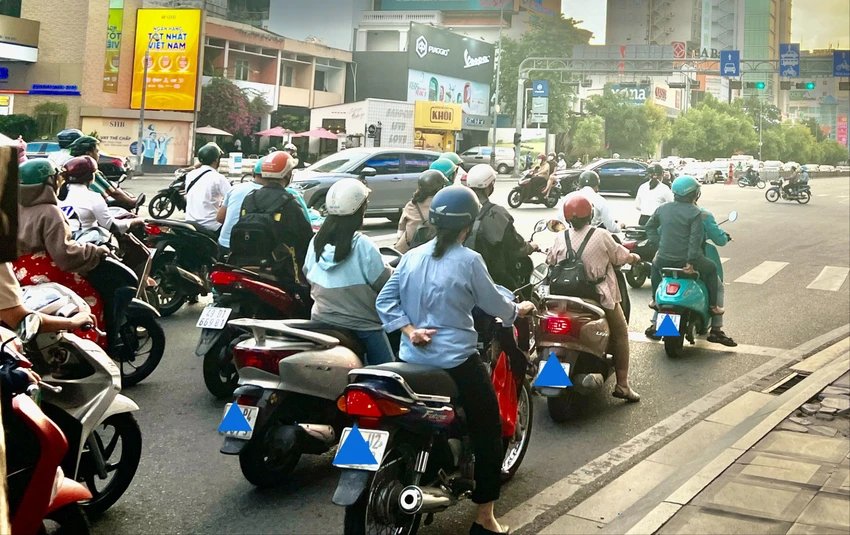 Luật quy định ngoài đáp ứng độ tuổi theo quy định thì còn phải bảo đảm điều kiện sức khỏe phù hợp với từng loại phương tiện được phép điều khiển. Ảnh: TN lái xe máy
