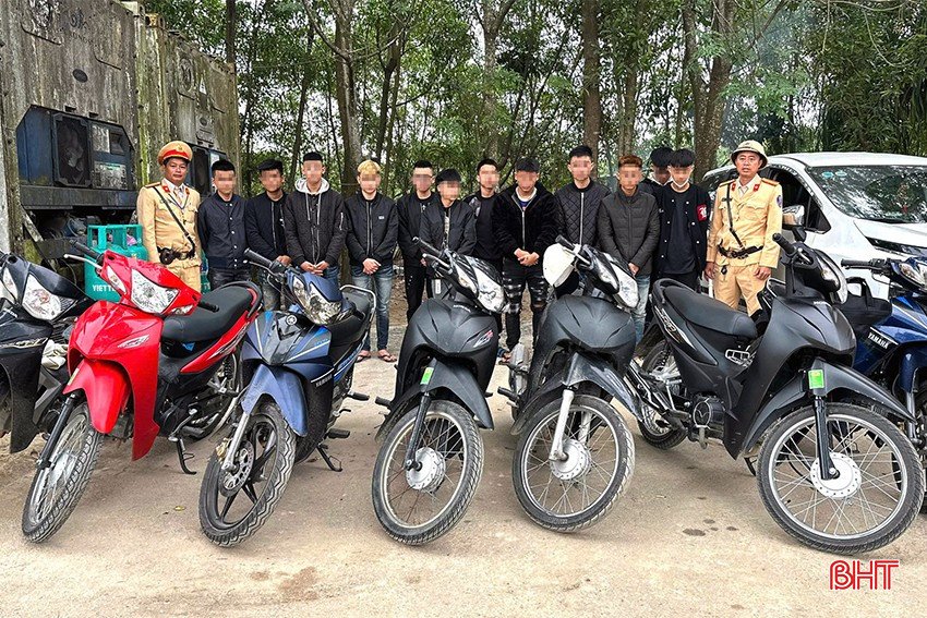 Lực lượng chức năng bắt giữ 12 thanh niên cùng phương tiện do có vi phạm quy định về trật tự an toàn giao thông. bqbht_br_thanh-nien-vi-pham-giao-thong-1.jpg