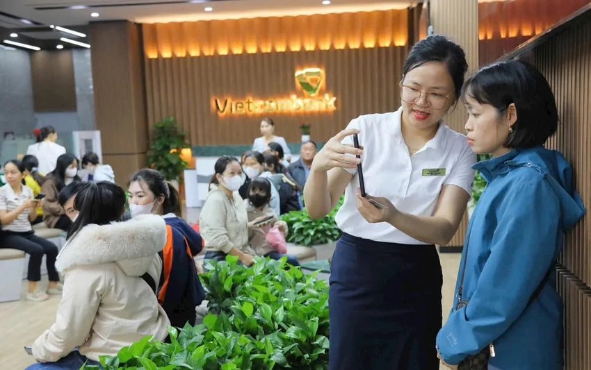 Chưa xác thực sinh trắc học, cập nhật giấy tờ tùy thân đã hết hạn, chủ tài khoản sẽ không thể thực hiện bất cứ giao dịch nào, dù là tại quầy hay trực tuyến. Ảnh minh họa xác thực sinh trắc học