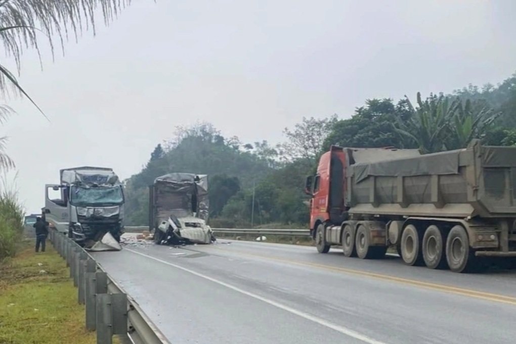 Ô tô tải chạy lấn làn ngược chiều, đâm trực diện xe tải khác - 2 Ô tô tải chạy lấn làn ngược chiều, đâm trực diện xe tải khác - 2