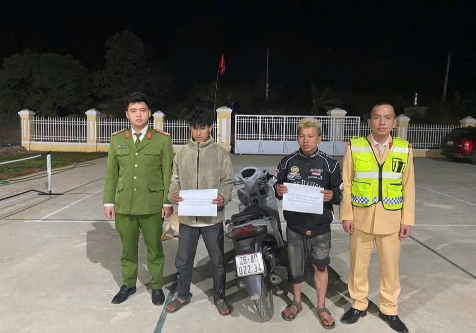 Triệu tập 2 thanh niên cầm hung khí, chạy xe đánh võng trên đường- Ảnh 2. Triệu tập 2 thanh niên cầm hung khí, chạy xe đánh võng trên đường- Ảnh 2.