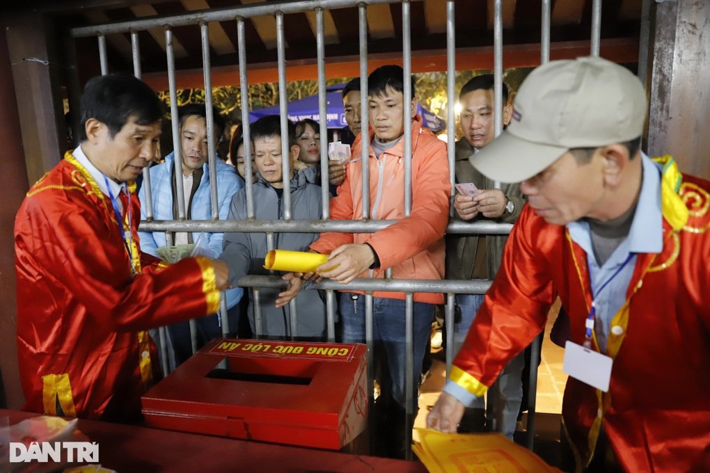 Người dân thức trắng đêm xếp hàng chờ xin ấn đền Trần - 2 Người dân thức trắng đêm xếp hàng chờ xin ấn đền Trần - 2