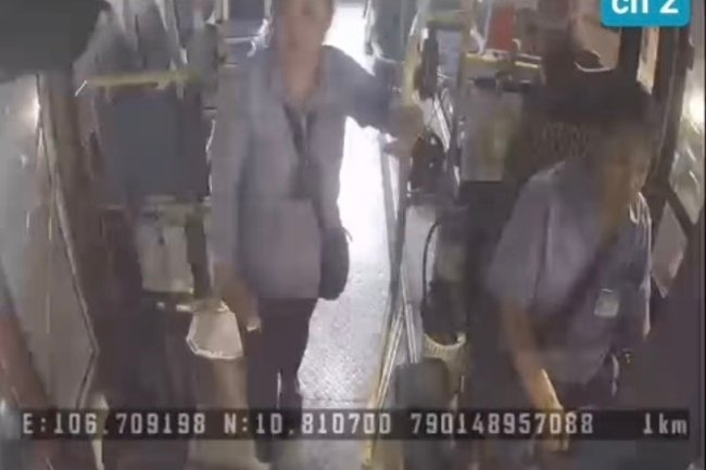 Mạng xã hội xôn xao với clip tài xế xe buýt ở TP HCM ngã quỵ trên vô lăng- Ảnh 1. Mạng xã hội xôn xao với clip tài xế xe buýt ở TP HCM ngã quỵ trên vô lăng- Ảnh 1.