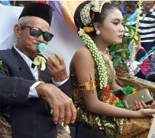 Cặp đôi “ông cháu” dắt tay nhau đi trên đường trước sự bàn tán không ngớt của những người xung quanh.