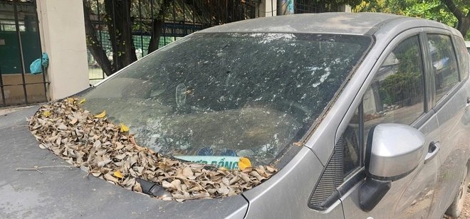 Ô tô 7 chỗ đậu trước nhà dân cả năm không ai đến nhận - Ảnh 2.