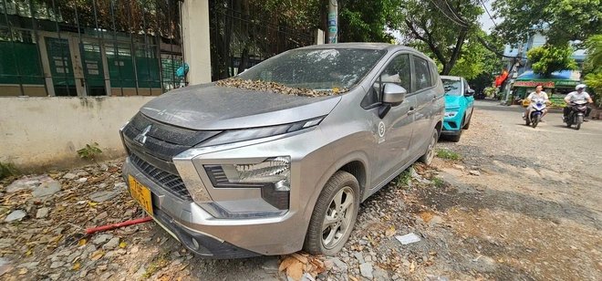 Ô tô 7 chỗ đậu trước nhà dân cả năm không ai đến nhận - Ảnh 1.