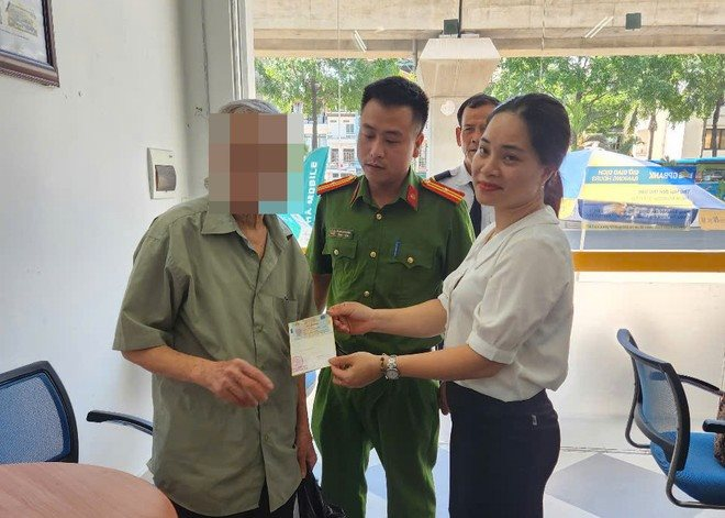 Cụ ông 79 tuổi Hà Nội đến ngân hàng tất toán sổ tiết kiệm 250 triệu đồng nhưng nhận lại 0 đồng- Ảnh 1. Cụ ông 79 tuổi Hà Nội đến ngân hàng tất toán sổ tiết kiệm 250 triệu đồng nhưng nhận lại 0 đồng- Ảnh 1.