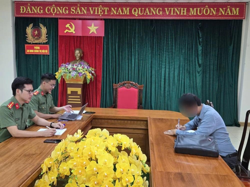 Ông Đ.T.P - Giám đốc Công ty TNHH tổ chức sự kiện A.P.Đ làm việc với cơ quan chức năng. 6889e6519fa4a.jpg