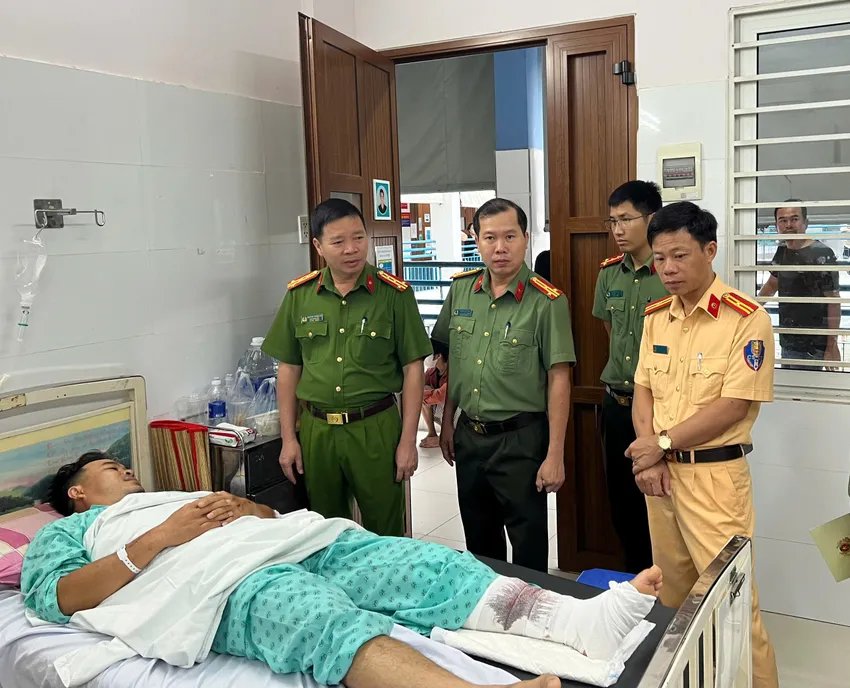 Đại tá Nguyễn Tường Vũ, Phó Giám đốc Công an tỉnh Lâm Đồng đã đến Bệnh viện Chấn thương chỉnh hình TP.HCM để thăm hỏi, động viên Trung tá Nguyễn Hoàng Trung. cảnh sát giao thông