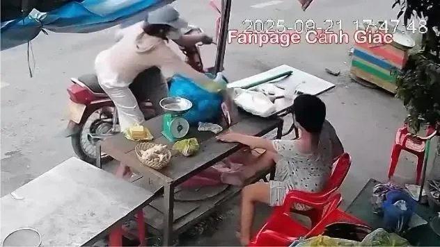 Giả vờ mua hàng, đôi nam nữ giật điện thoại của phụ nữ khuyết tật. phụ nữ khuyết tật.jpg