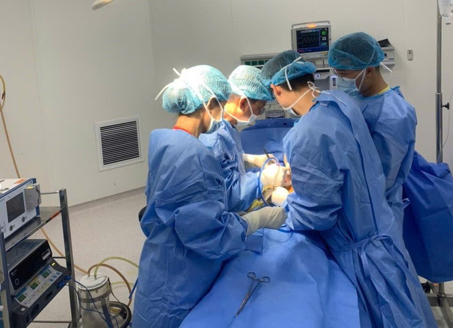 Các bác sĩ thực hiện ca mổ lấy sỏi mật cho bệnh nhân có nội tạng đảo ngược. Các bác sĩ thực hiện ca mổ lấy sỏi mật cho bệnh nhân có nội tạng đảo ngược.