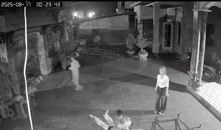 Camera ghi lại sự việc Hạ cầm dao đuổi theo chồng. image.png
