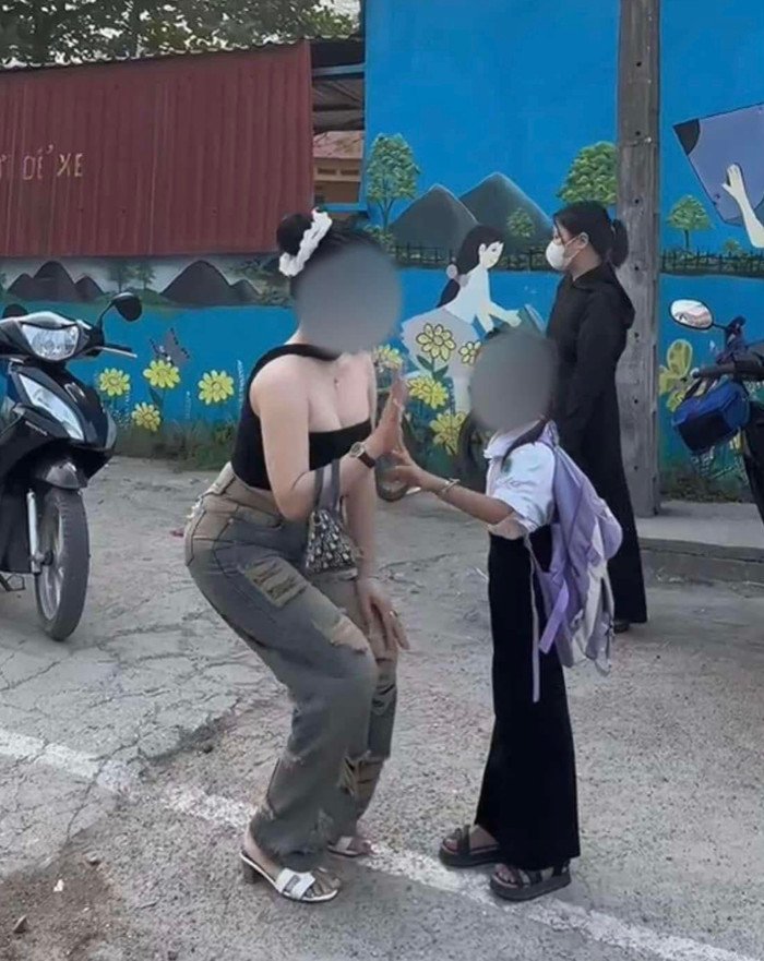 Trang phục táo bạo của phụ huynh tại cổng trường làm bùng nổ tranh luận trên mạng xã hội!