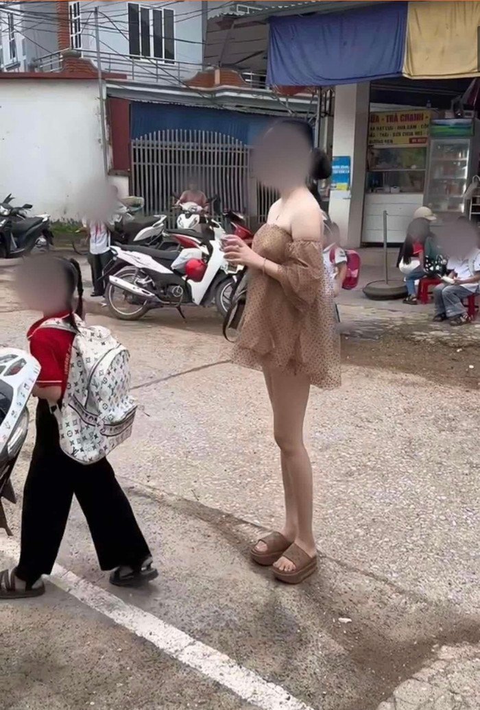 Trang phục phản cảm của phụ huynh tại cổng trường khiến cư dân mạng dậy sóng.