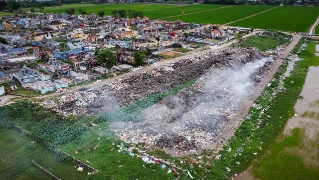 'Địa ngục khói rác' tra tấn người dân xã Vạn Thắng và khu dân cư khác ở Ninh Bình - Ảnh 1.